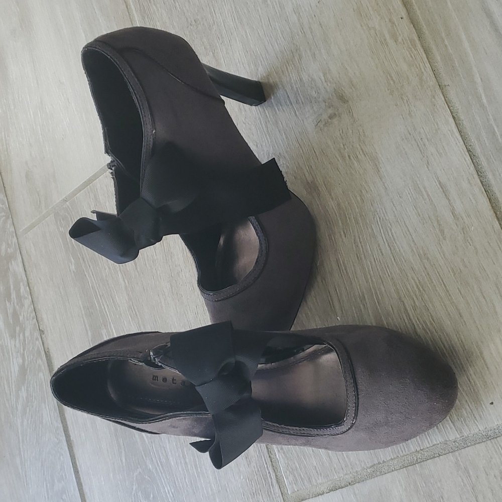 Metaphor Drew 2 Suede Heels with Bow